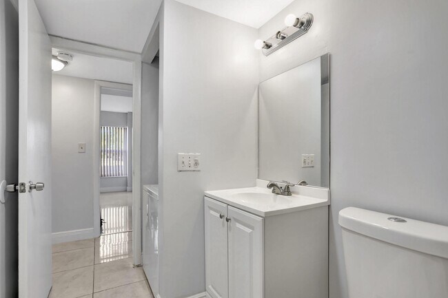 Building Photo - 4156 Inverrary Dr