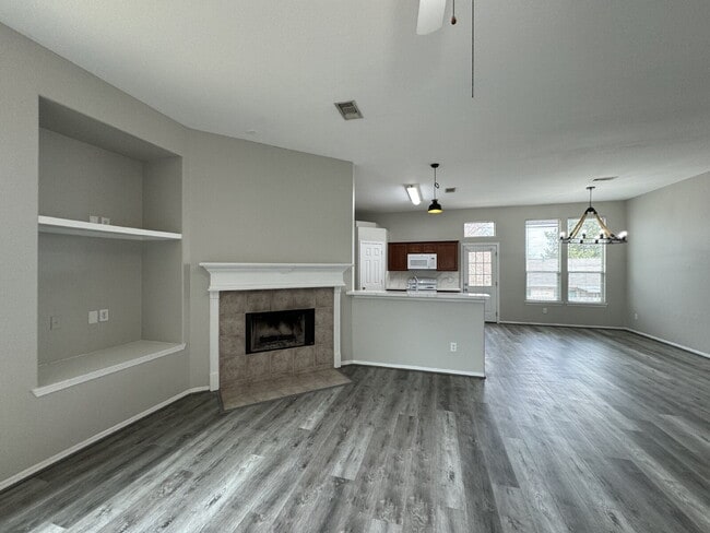 Building Photo - Enjoy living in this single story 3 bedroom+office that has a closet so it could be a 4th bedroom...