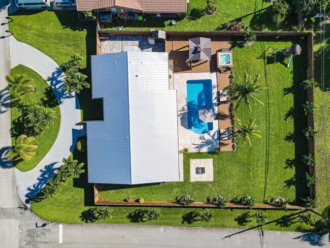 Building Photo - 7101 W Lake Dr