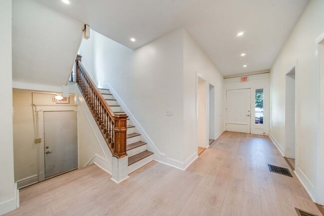 Building Photo - Massive Newly Renovated 11-Bedroom House o...