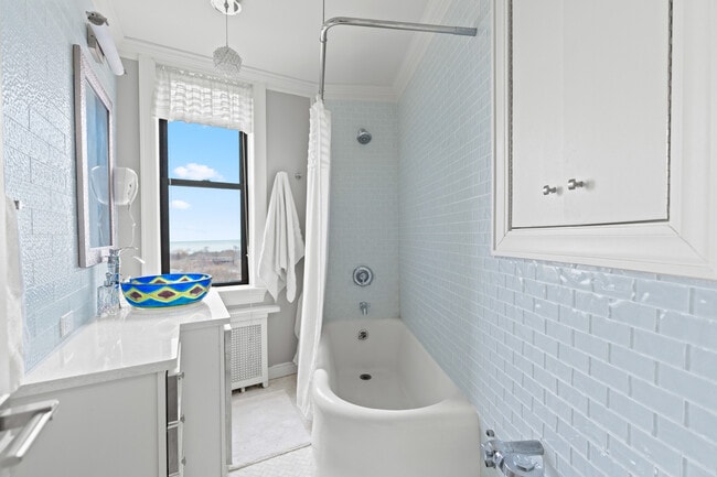 Building Photo - 2000 N Lincoln Park W