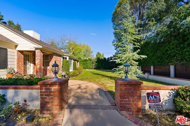 Building Photo - 17117 Weddington St