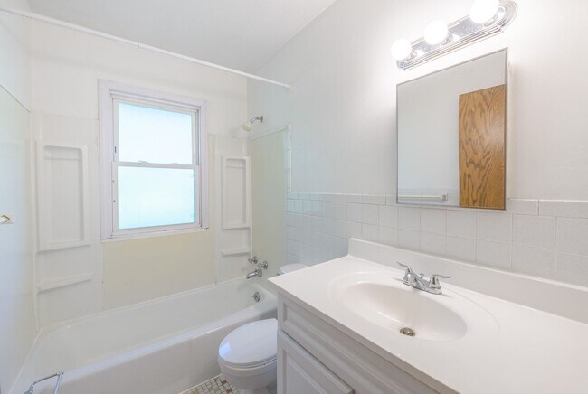Building Photo - Beautiful 2Bed 1Bath Bloomington Twin Home...