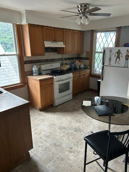 Building Photo - 7412 S Green St