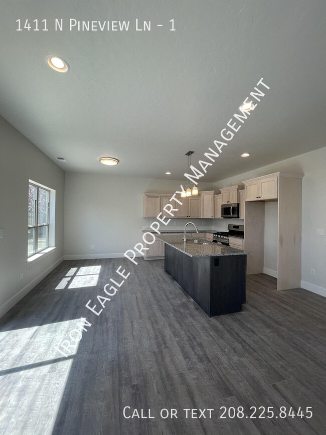 Building Photo - 1411 N Pineview Ln