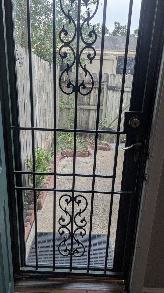 Building Photo - 2112 Greenbriar Colony Dr