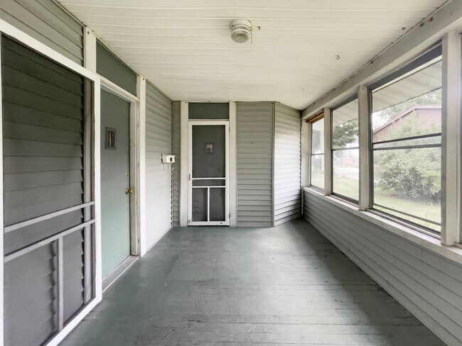 Building Photo - PRELEASING for AUGUST! Close to Campus