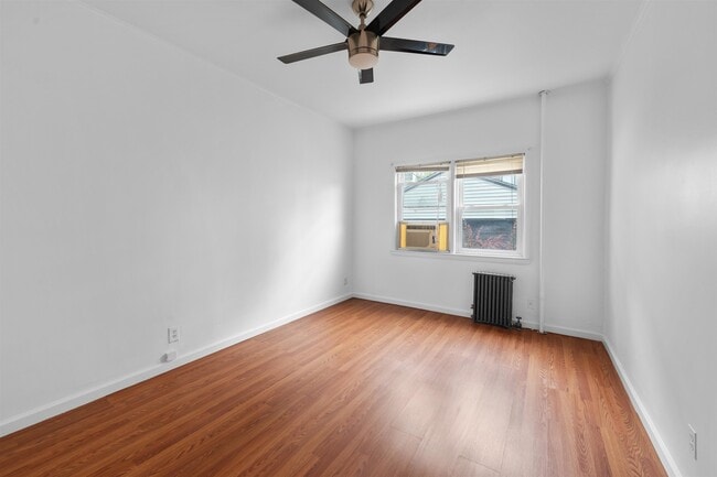 Building Photo - 172 W 49th St
