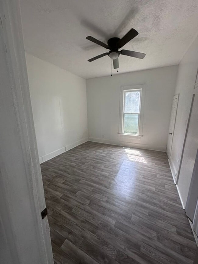 Building Photo - 2 Bed 1 Bath Home