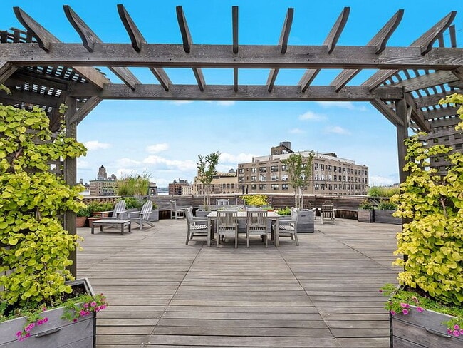 Building Photo - 545 W 111th St