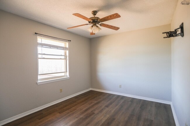 Building Photo - 5403 Hooper Dr