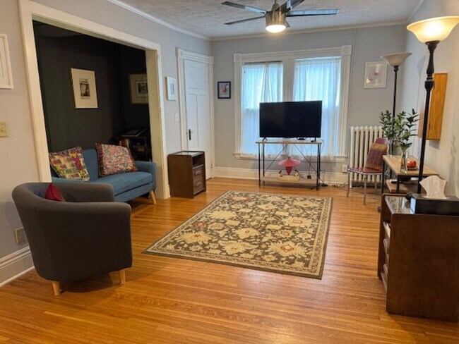 Building Photo - 775 University Ave