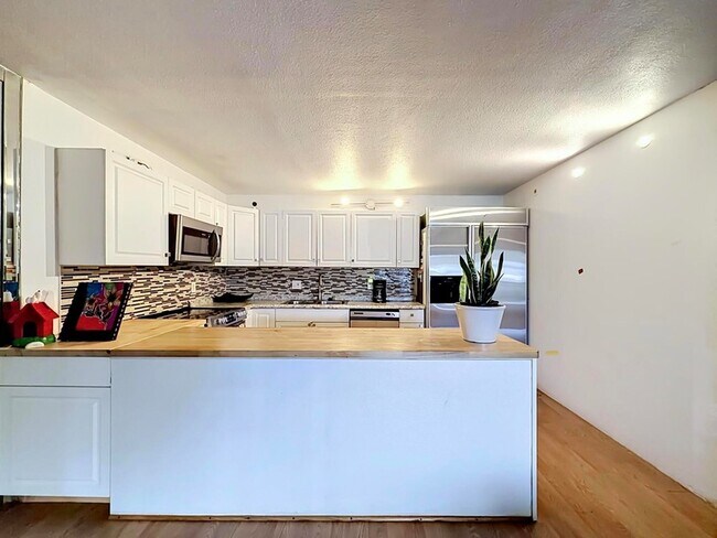 Building Photo - 706 Sunny Pine Way