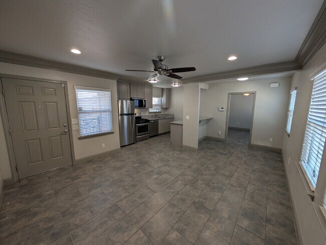 Building Photo - 935 E Divisadero St