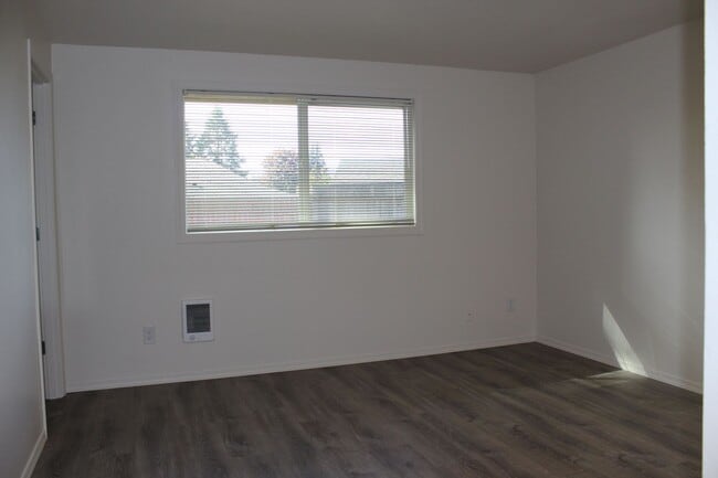 Building Photo - 4 Bed 2 Bath Hillsboro Ranch