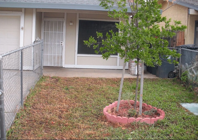 Building Photo - 2 Bed 2 Bath Duplex!