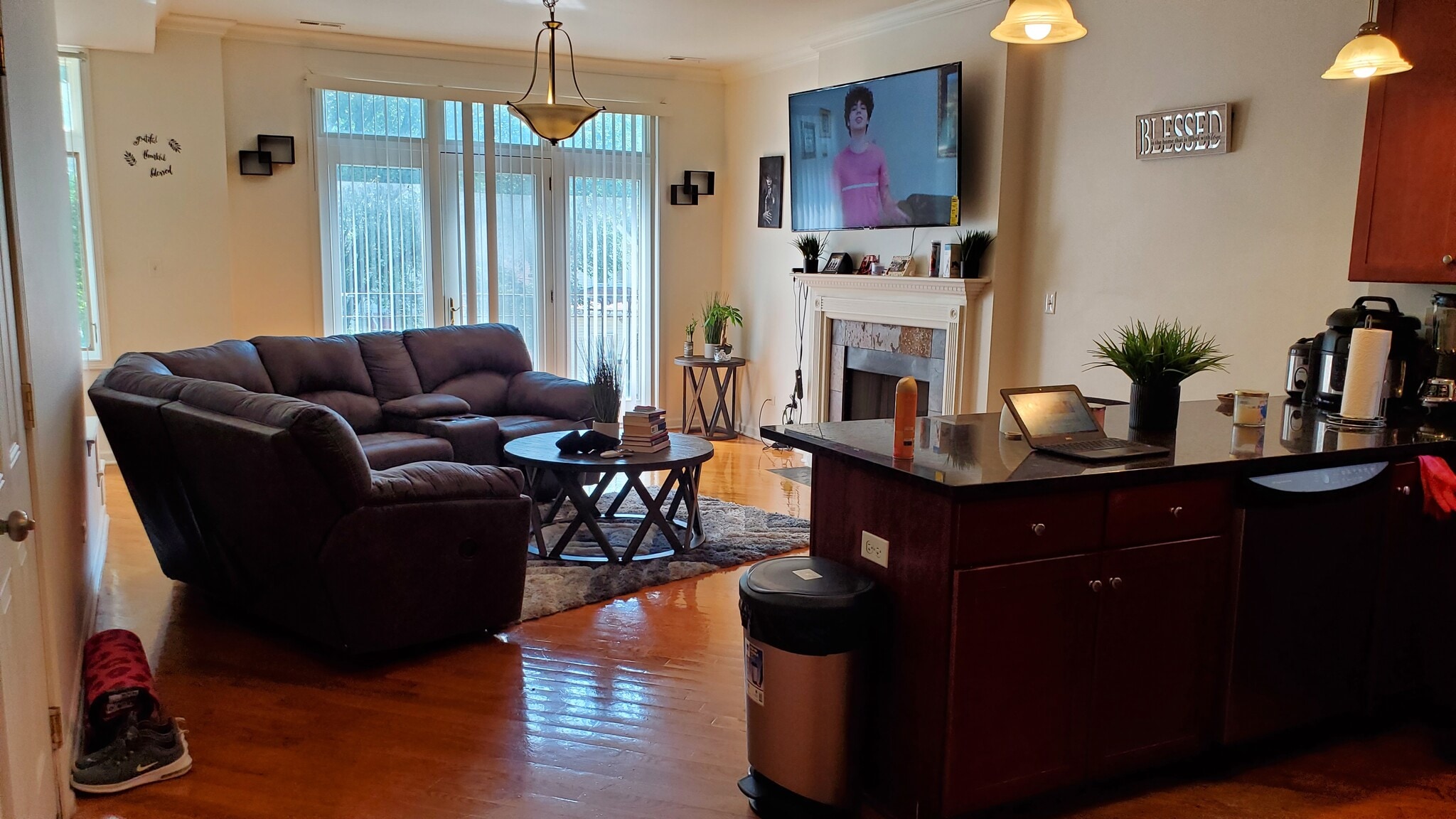 Living (different layout) - 7018 S Cornell Ave