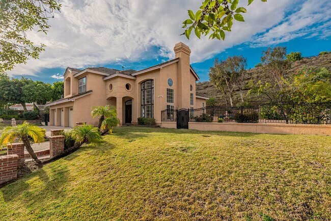 Building Photo - Fully Furnished! Prestige Luxury Single 5bed 3bath House