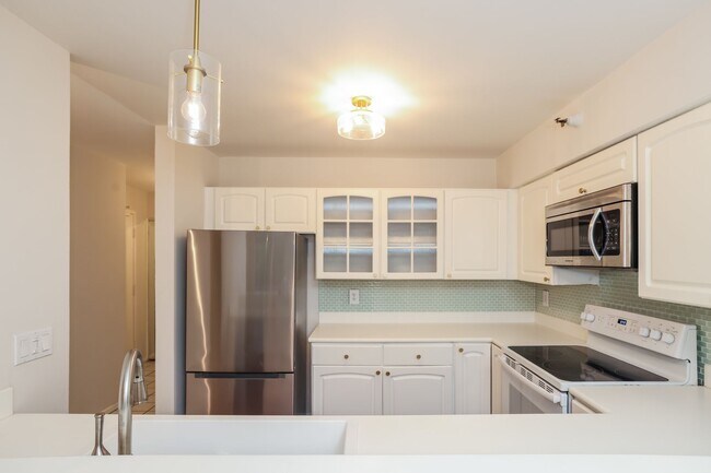 Building Photo - 2 Bedroom Condo in Highly Desirable Richmond Marina Bay!