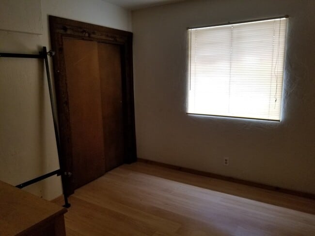 Building Photo - 2 bedroom with 1 bath