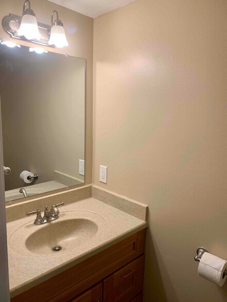 Building Photo - 2755 Pin Oak Dr