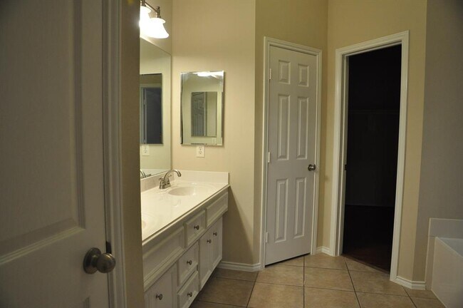 Building Photo - 26639 Summerbend Hollow Ln