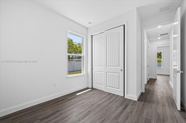 Building Photo - 11 Burgundy Pl