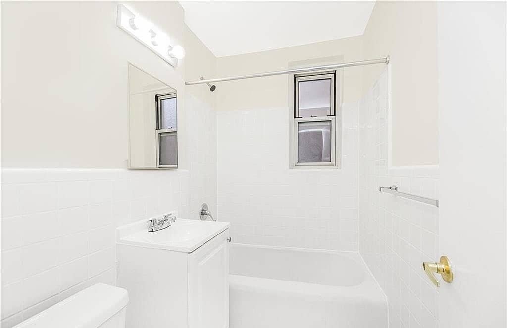 Building Photo - 2102 Holland Ave