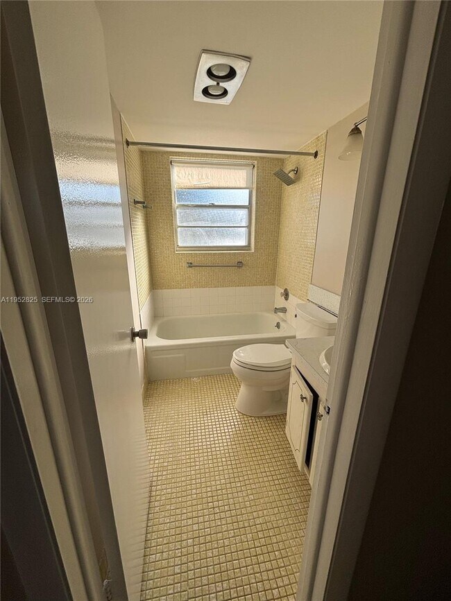 Building Photo - 179 Canterbury I