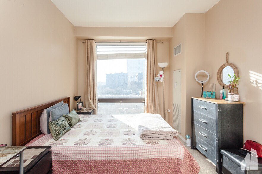 Building Photo - 1 E 8th St