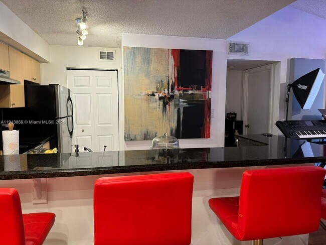 Building Photo - 570 S Park Rd