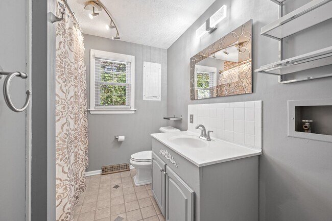 Building Photo - 3 Bedroom House in Forest