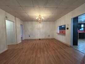 Building Photo - 913 Price St