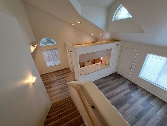 Building Photo - 2 Bed/2 Bath Apartment in NE Bend - Worthington Court