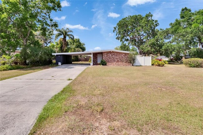 Building Photo - 802 W Russell Dr