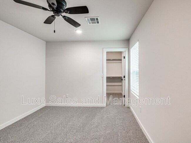 Building Photo - 606 W 2nd St