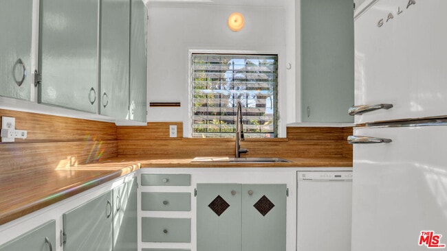 Building Photo - 6180 Oak Crest Way