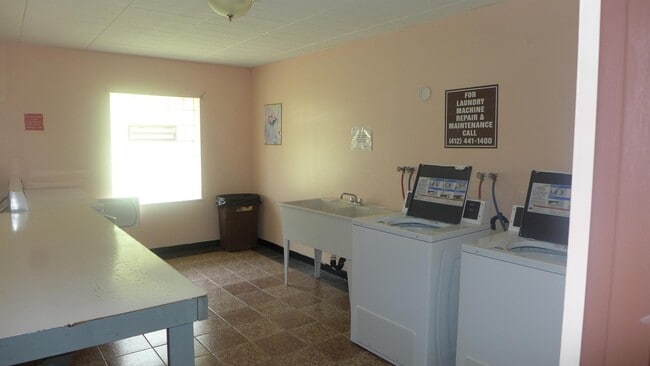 Interior Photo - COLONIAL ARMS APARTMENTS -- 009
