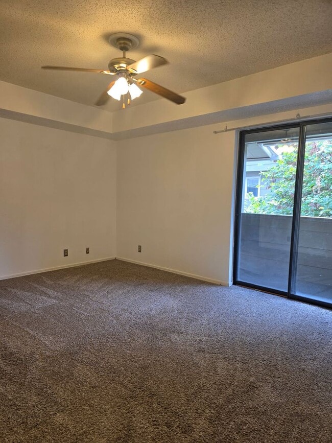 Building Photo - Nice modern style 1 Bdrm Condo in Delaware...