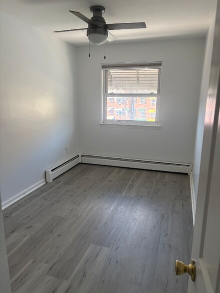 Building Photo - 726 Soundview Ave