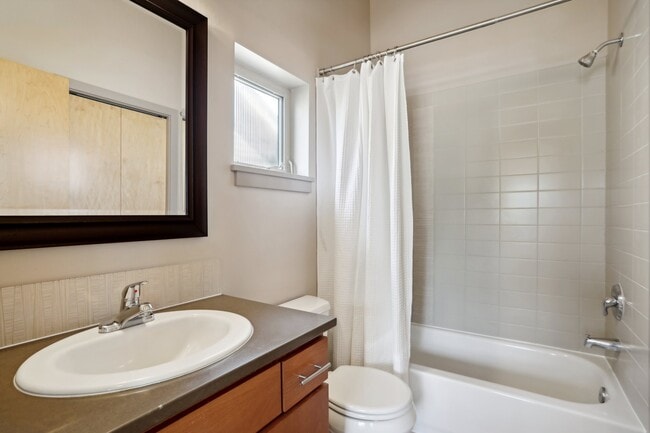 Building Photo - 923B N 85th St