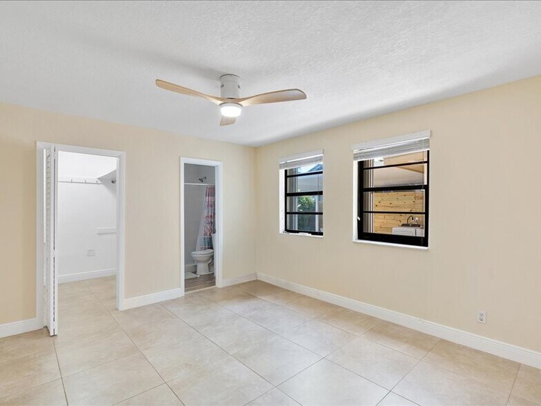 Primary Bedroom - 6470 SW 38th St