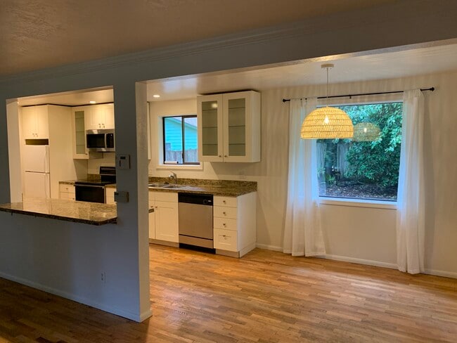 Building Photo - 910 N 149th St