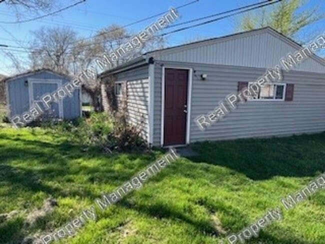 Building Photo - Three bedroom ranch in Hessville