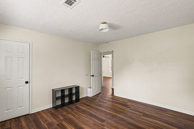 Building Photo - 2430 Summer Spring Dr