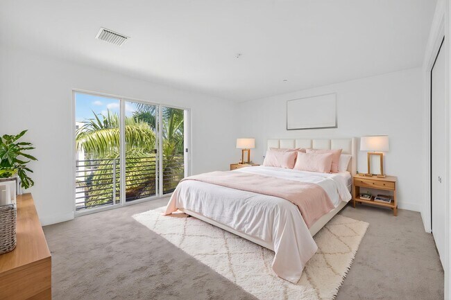 Building Photo - 1044 NE 18th Ave