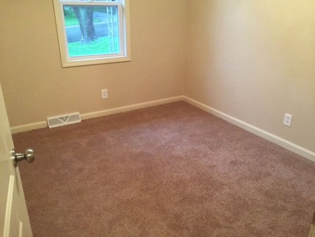 Building Photo - Half off first months Rent: 3 Bedroom, 1 B...