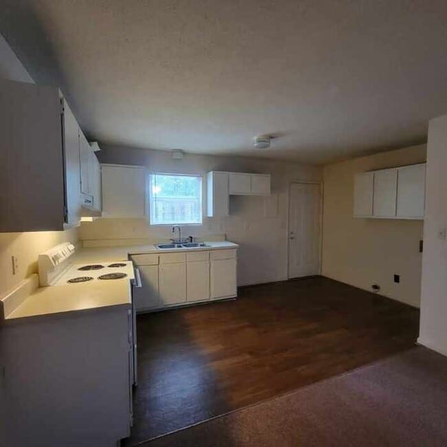 Building Photo - 408 Memorial Park Dr