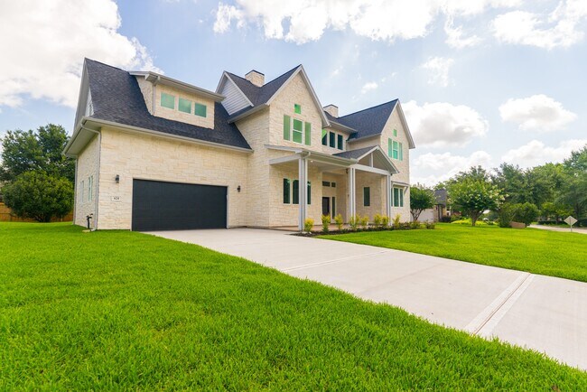 Building Photo - 624 Edgewood Dr