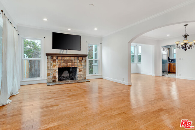 Building Photo - 409 N Kilkea Dr